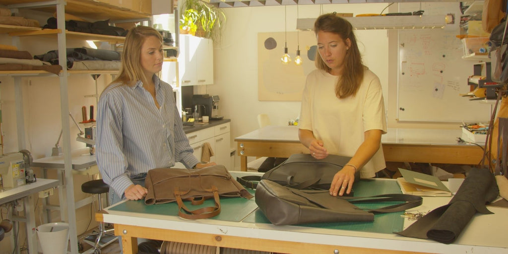 Laat een tas op maat maken door Margriet van monsak. Zij maakt handgemaakte leren tassen van gered leer in haar atelier in Amsterdam